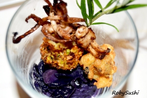 Polpettine di calamaro profumate al rosmarino su crema di cavolo viola. Ricetta e foto di Roberta Castrichella.